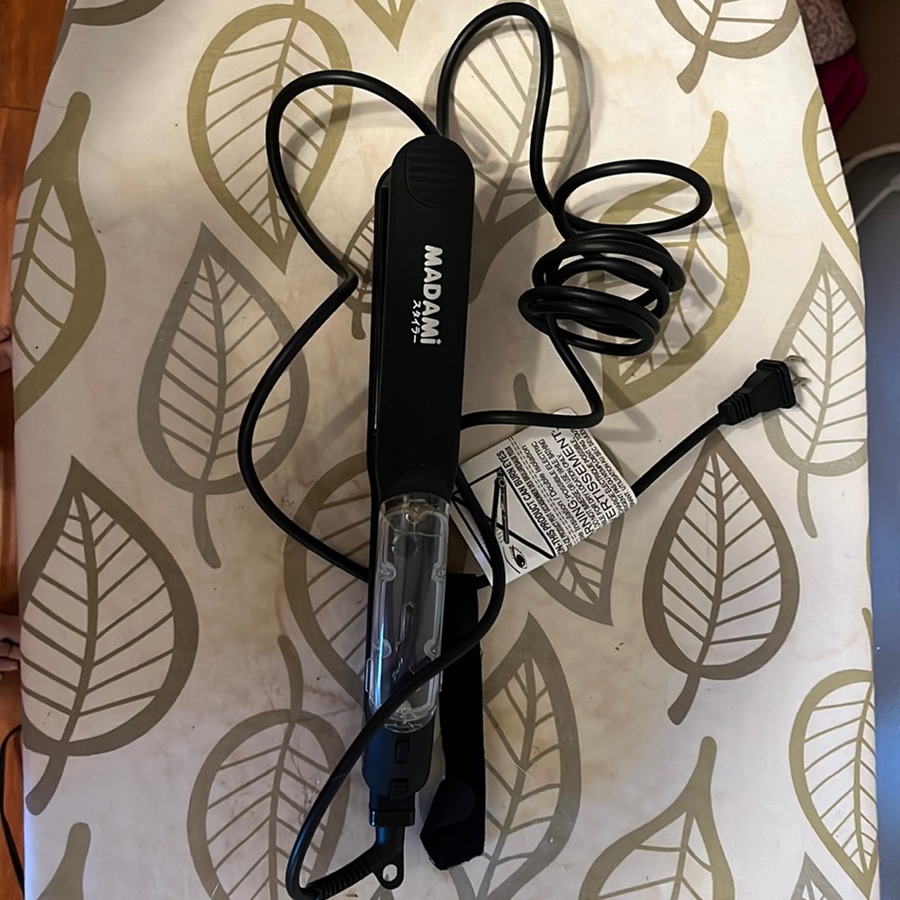 Madami flat iron with oil chamber for a no frizz style